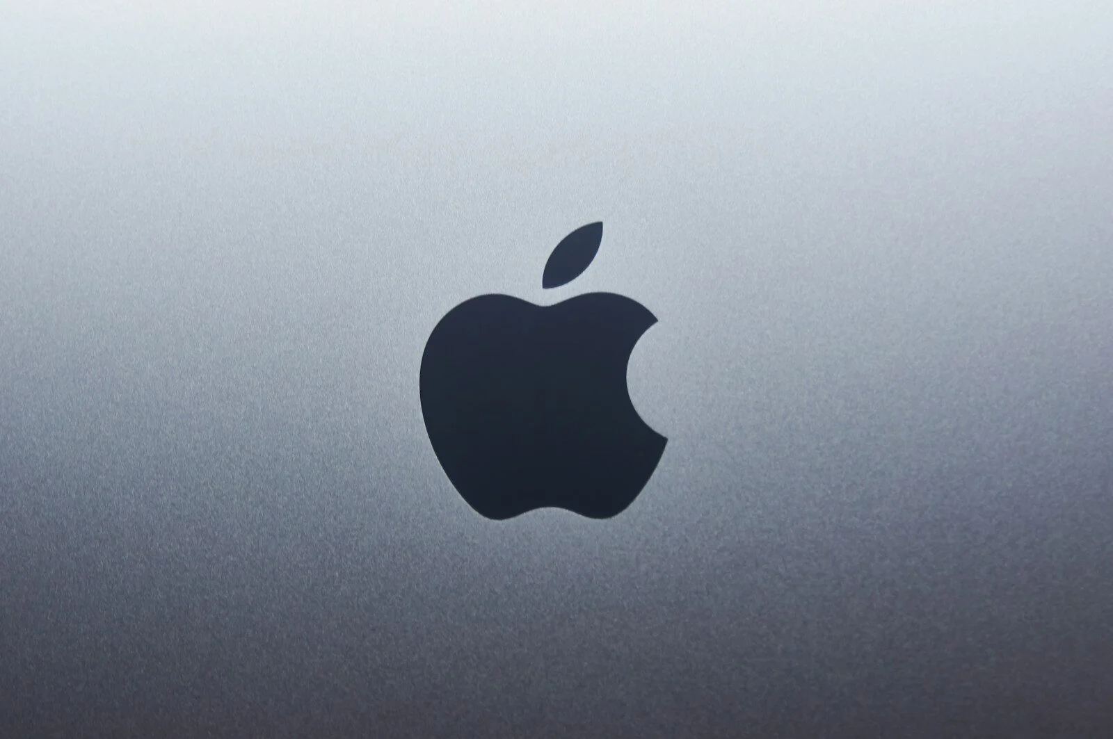 Apple'ın Güvenlik Hamlesi: AI Çağında Kimlik Doğrulama Krizi