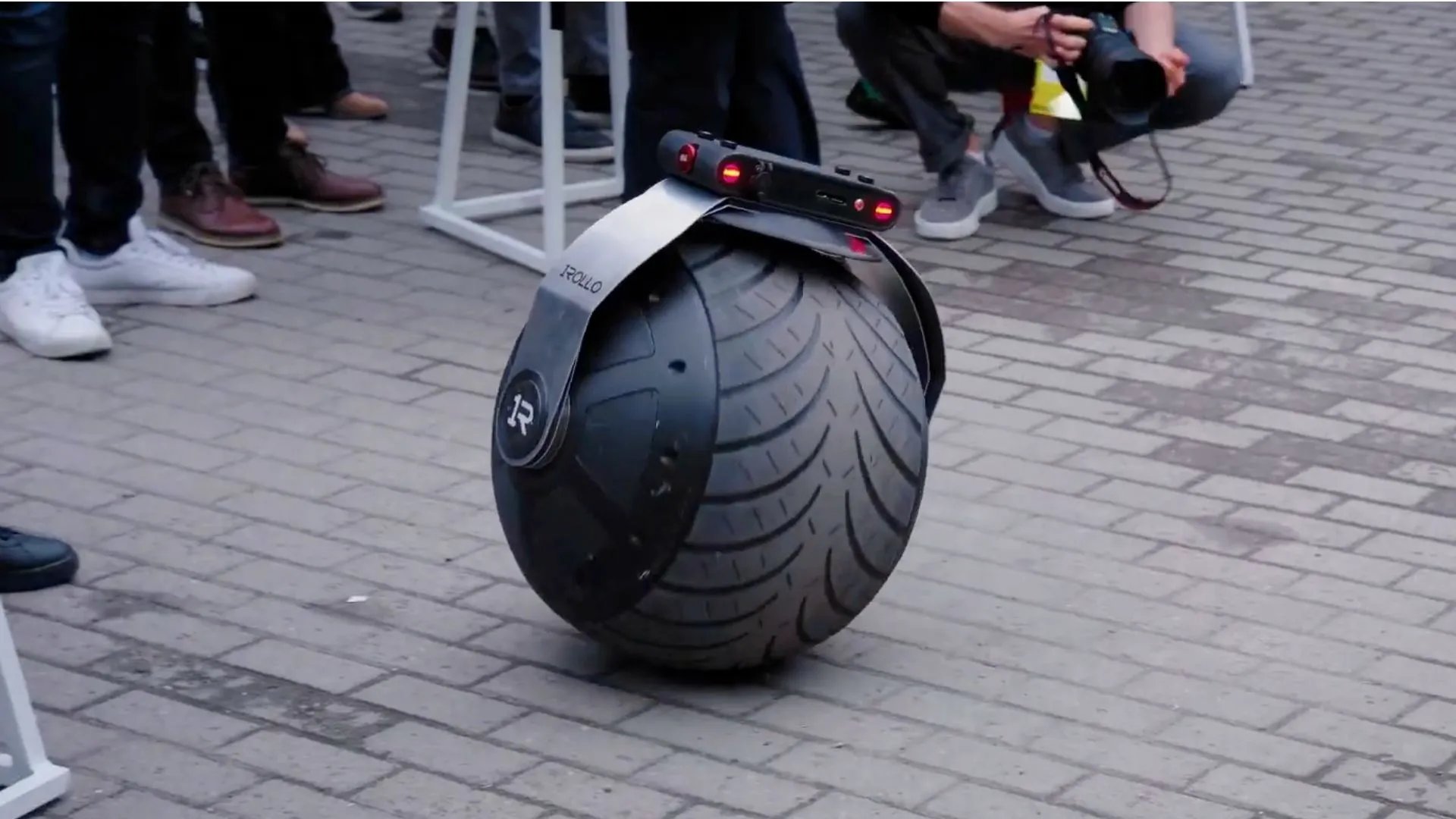 Dünyanın İlk Tek Tekerlekli Güvenlik Robotu Tanıtıldı