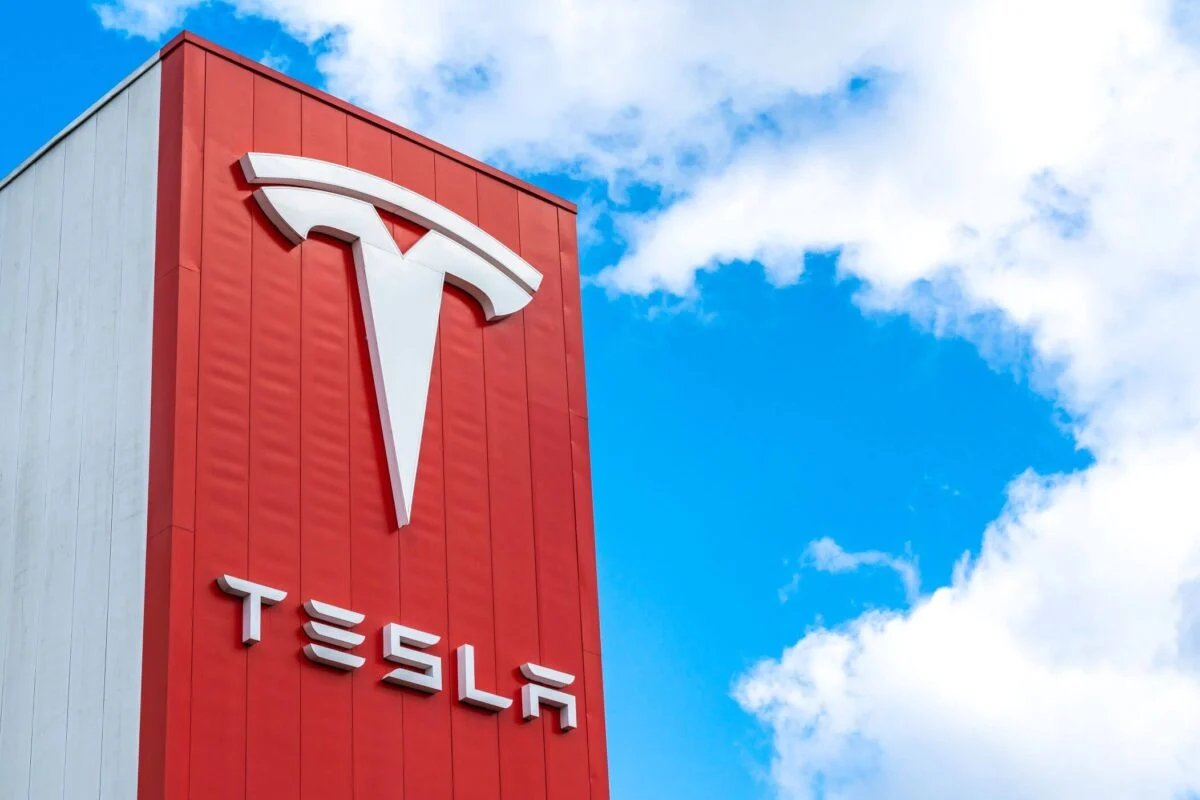Elon Musk'un AI Gelişimini Yavaşlatma Çağrısı, Tesla Hisselerini Düşürdü