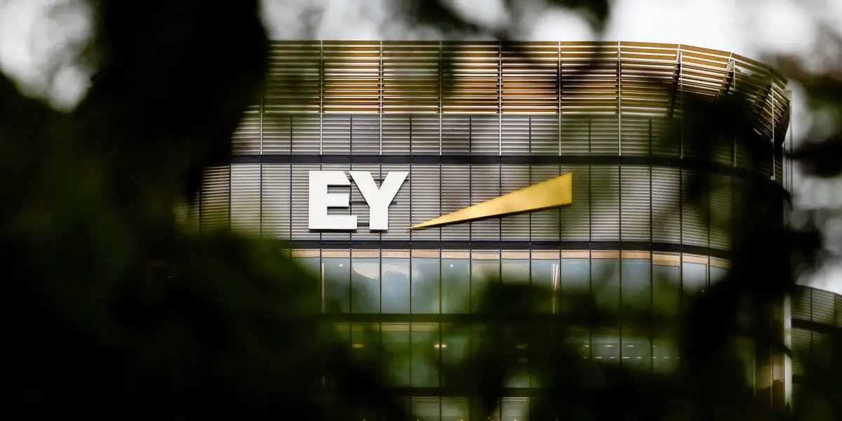EY, Stajları Yıl Boyu Süren İkamet Programlarına Dönüştürüyor