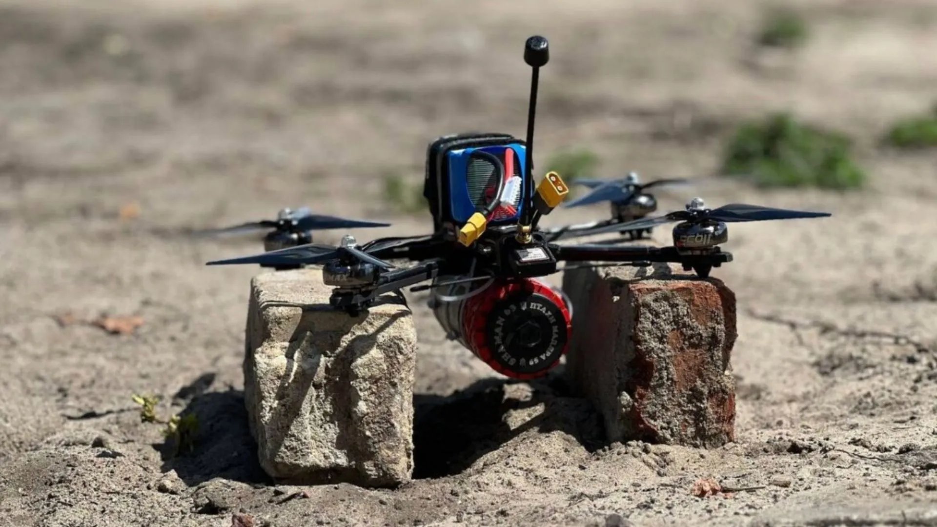 FPV Dronlar ve AI Sürüleri: Savaş Alanındaki Farklı Yaklaşımlar