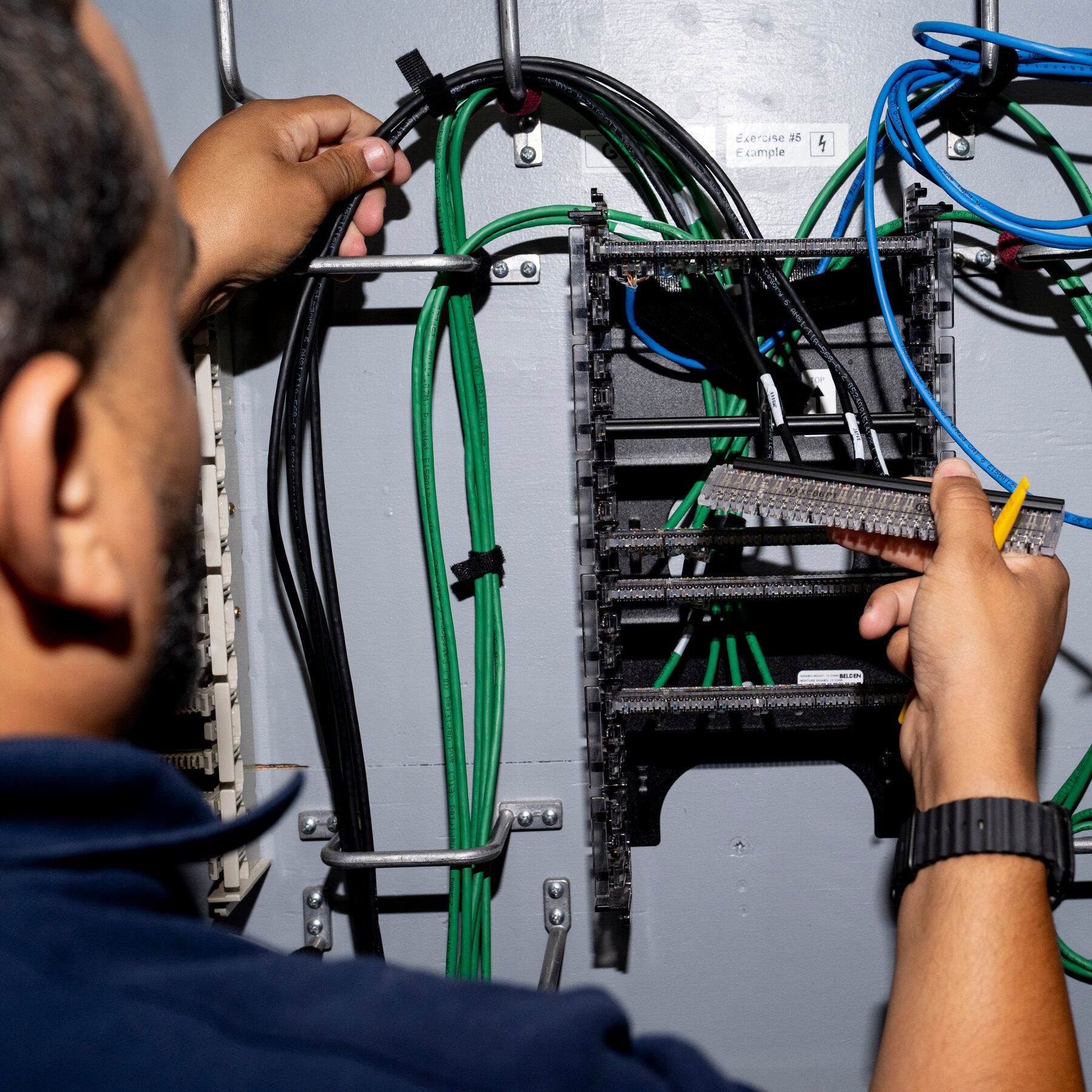 Yapay Zeka Şirketleri, Elektrikçi ve Marangozları Binlerce Sayıda İşe Alıyor