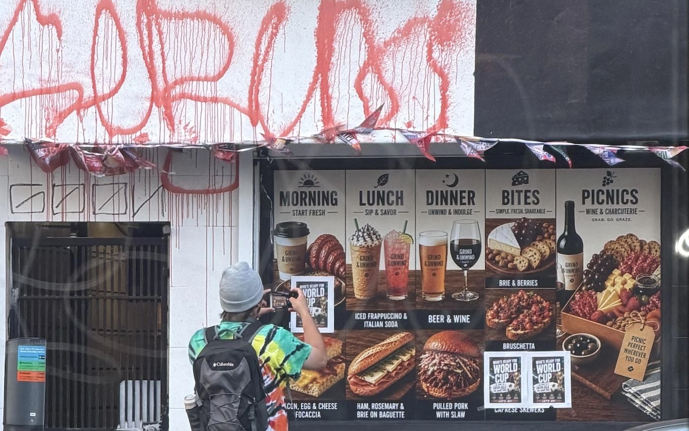 Yeni Restoranın AI Menü Görselleri, Alay ve Grafiti Hedefi Oldu